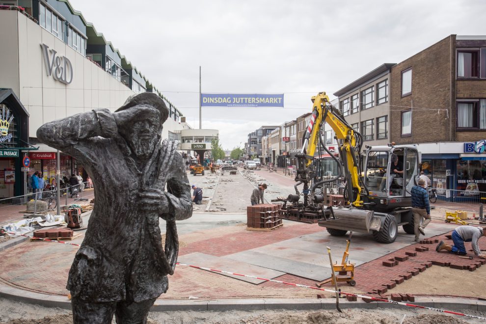 De Jutter houd toezicht tijdens werkzaamheden Beatrixstraat